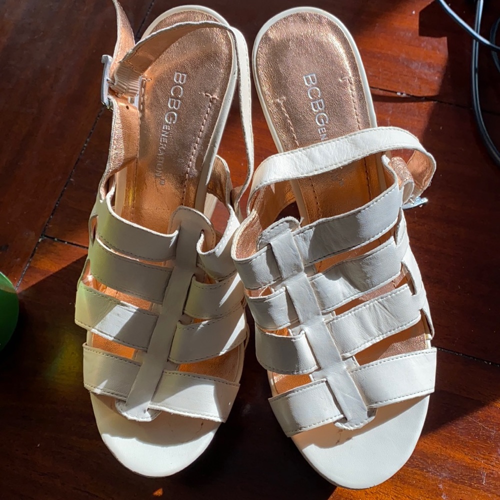 Beautiful Cream BCBG Generation Sz 6 platforms. A Must Have